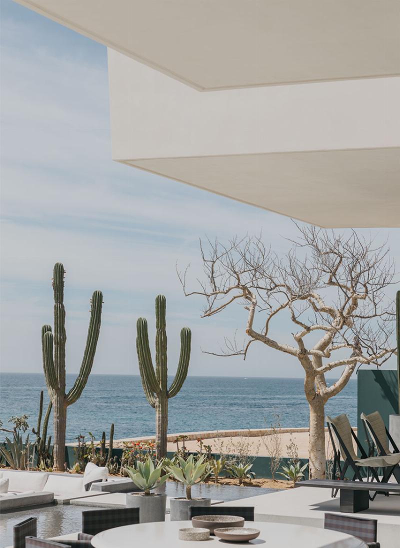 Architecture moderne mexicaine avec des formes géométriques pures et une esthétique minimaliste